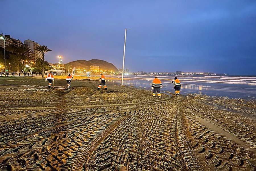 Alicante nettoie les plages et les promenades après les dernières pluies