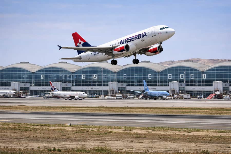 Avion Air Serbia décollant de l’aéroport d’Alicante vers Belgrade.