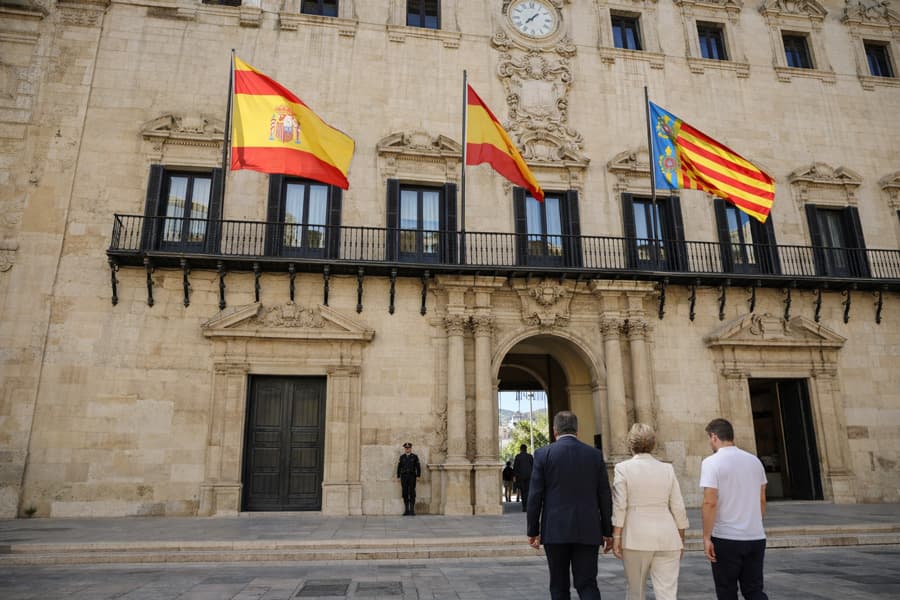 Façade de l’hôtel de ville d’Alicante lors d’une visite institutionnelle. pour projet via parque