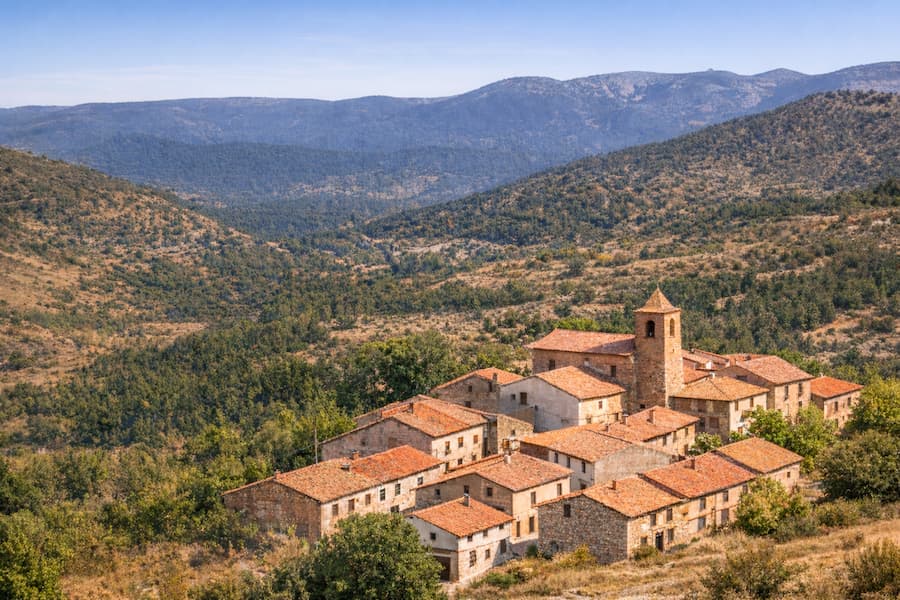 Village pittoresque dans les collines de Soria